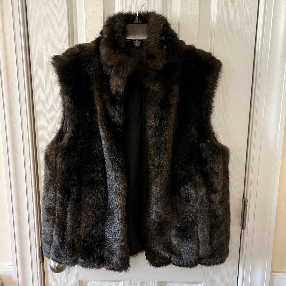 Sleeveless Faux Fur Coat - SZ - M/L